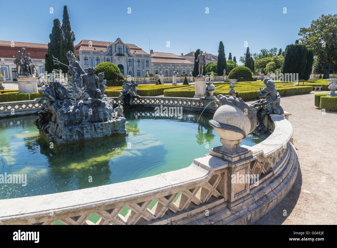 Brunnen und dekorative Statuen in den Gärten der königlichen Residenz des Palacio de Queluz, Lissabon, Portugal, Europa Stockfoto