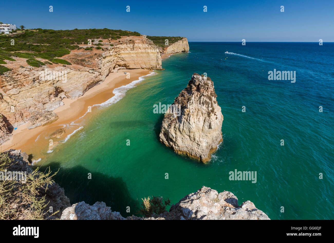 Das türkisfarbene Wasser des Ozeans rahmt die sandigen Strand von Praia Do Torrado, Algarve, Lagoa, Distrikt Faro, Portugal, Europa Stockfoto