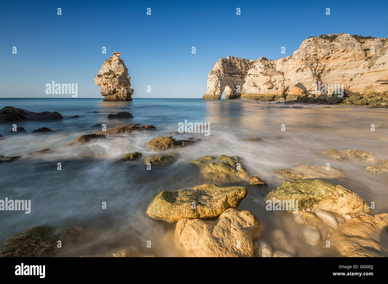 Meereswellen und Klippen bei Sonnenaufgang, Praia da Marinha, Caramujeira, Gemeinde Lagoa, Algarve, Portugal, Europa Stockfoto