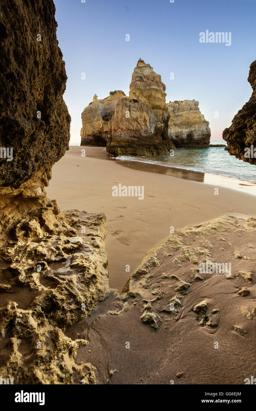 Eine Meereshöhle rahmt das Meer und die imposanten Klippen in der Morgendämmerung, Praia da Rocha, Portimao, Faro Bezirk, Algarve, Portugal, Europa Stockfoto