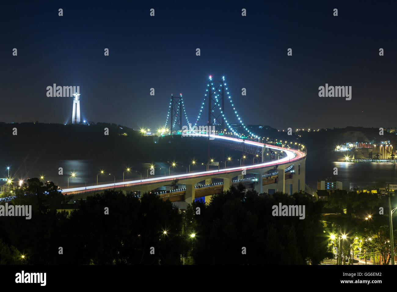 Nachtansicht der Ponte 25 de Abril, eine der größten Hängebrücken der Welt, Lissabon, Portugal, Europa Stockfoto