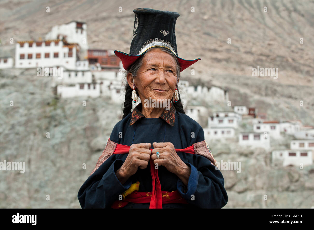 Eine Nubra-Frau trägt Tracht zu einem Treffen in einem örtlichen Kloster in das Nubra Valley, Ladakh, Indien, Asien Stockfoto