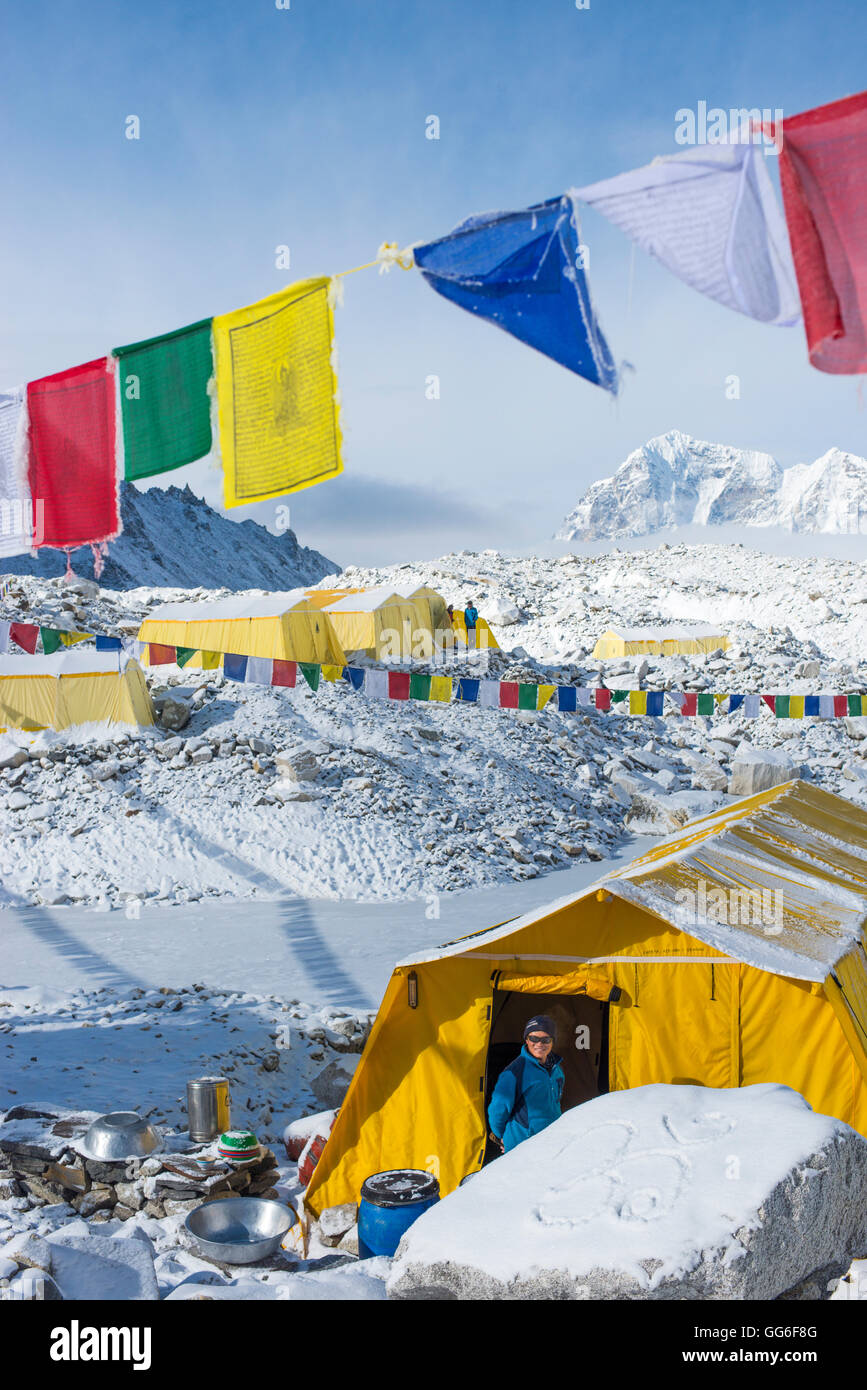 Gebetsfahnen und Everest-Basecamp am Ende des Khumbu-Gletscher, der liegt bei 5350 m, Himalaya, Nepal, Asien Stockfoto