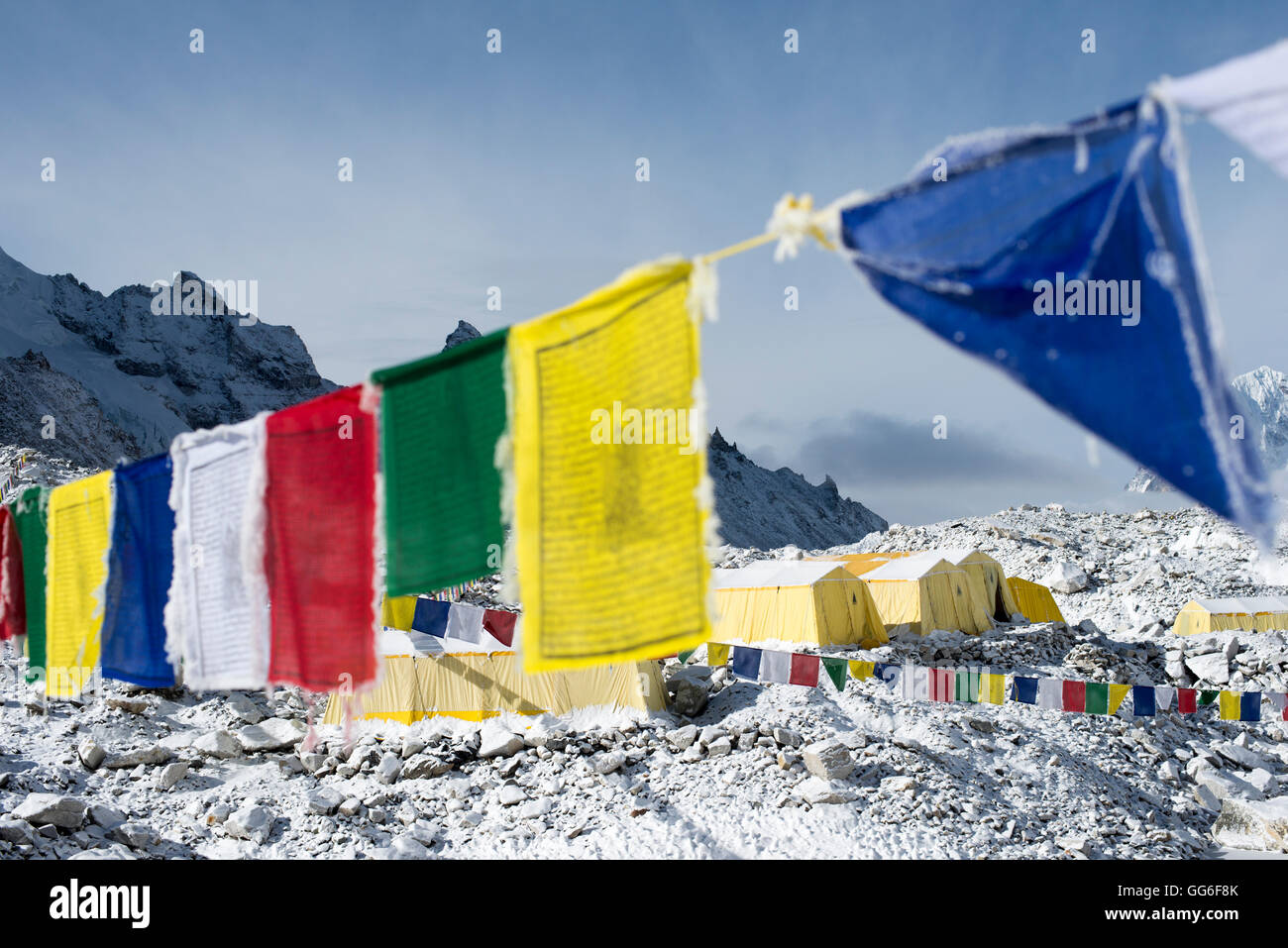 Gebetsfahnen und Everest-Basecamp am Ende des Khumbu-Gletscher, der liegt bei 5350 m, Himalaya, Nepal, Asien Stockfoto