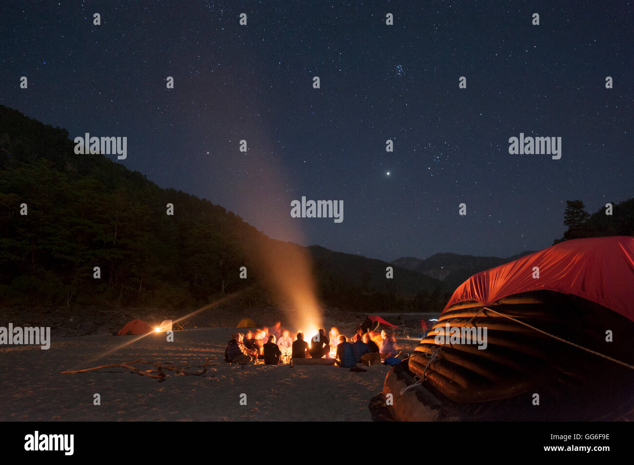 Sitzen um ein Lagerfeuer neben dem Karnali River rafting Expedition in Nepal, Asien Stockfoto