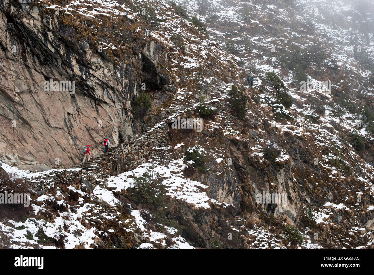Wanderer finden ihren Weg entlang eine Alternativroute über Photse zum Everest Base Camp, Himalaya, Nepal, Asien Stockfoto
