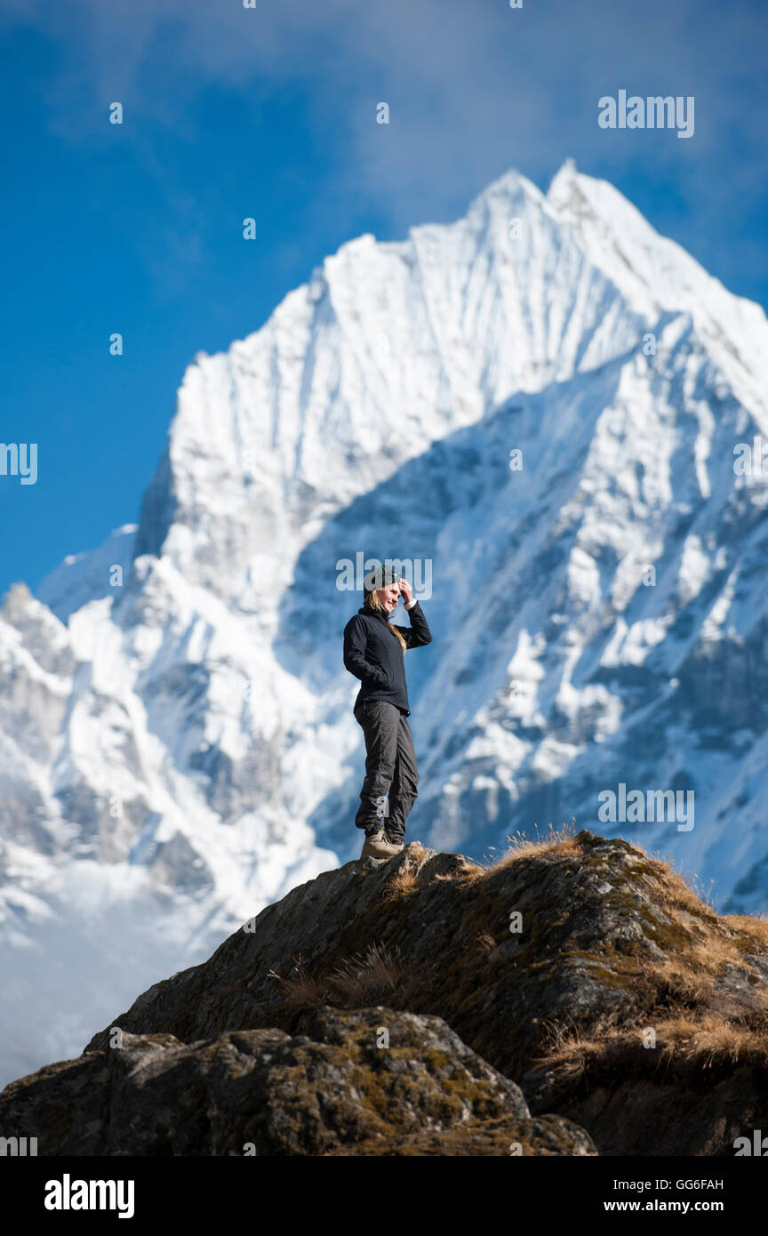 Ein Wanderer genießt die Aussicht über Namche in der Everest-Region mit Blick auf Thermserku in der Ferne, Himalaya, Nepal, Asien Stockfoto