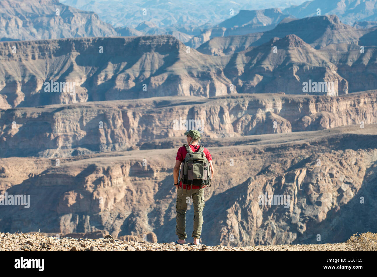 Ein Mann steht am Rande des Fish River Canyon, Namibia, Afrika Stockfoto