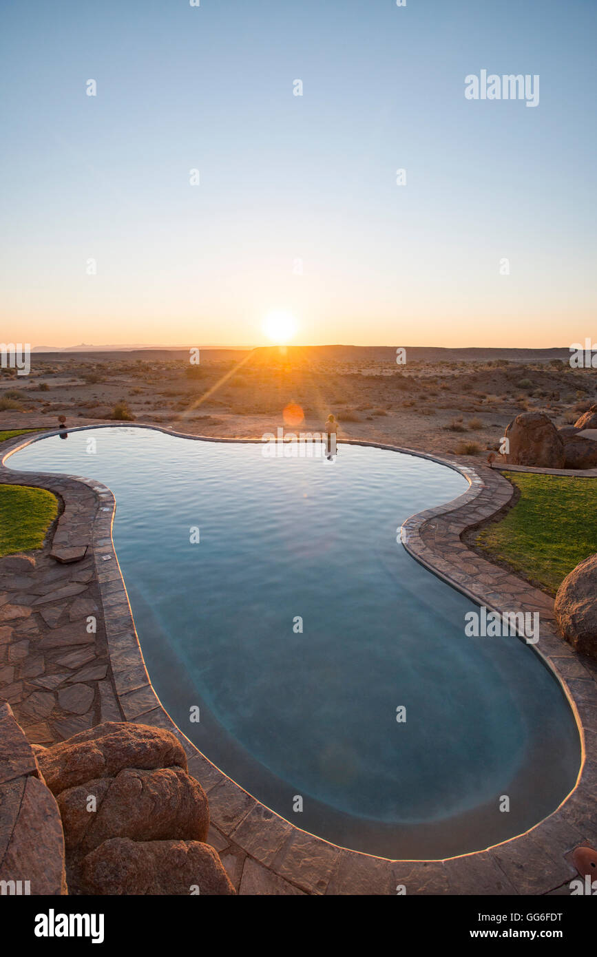 Ein Swimming Pool am Rande der Wüste in der Canyon Lodge in der Nähe von Fish River Canyon, Namibia, Afrika Stockfoto