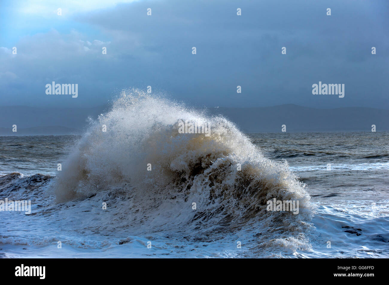 Riesige Wellen gegen einen steinernen Steg am Criccieth, Gwynedd, Wales, Vereinigtes Königreich, Europa Stockfoto
