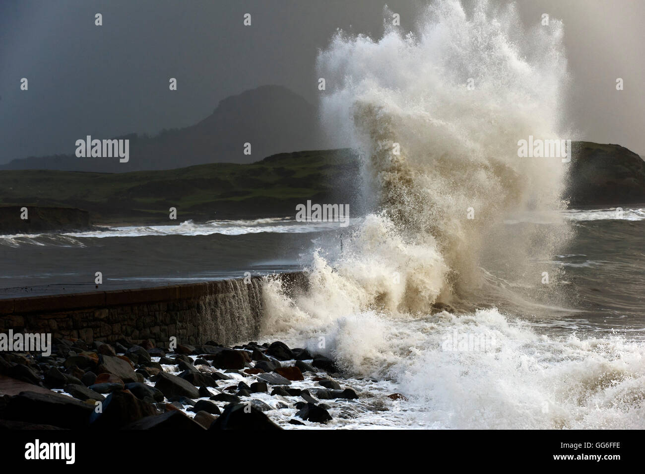 Riesige Wellen gegen einen steinernen Steg am Criccieth, Gwynedd, Wales, Vereinigtes Königreich, Europa Stockfoto
