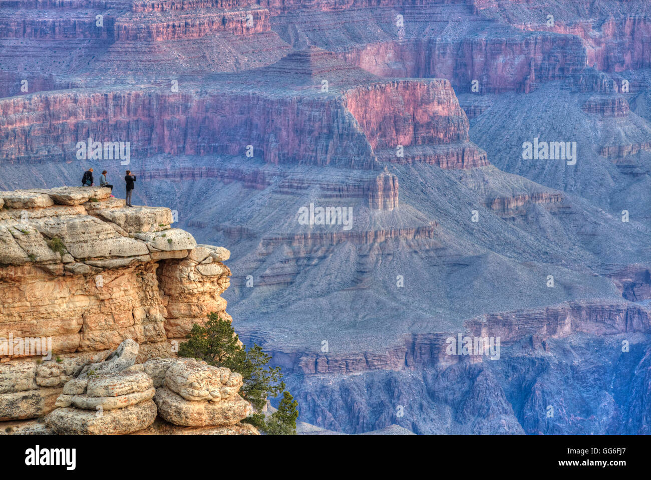 Touristen am Mather Point, am frühen Morgen, South Rim, Grand Canyon National Park, UNESCO-Weltkulturerbe, Arizona, USA Stockfoto