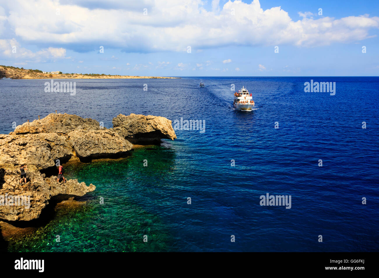 Kreuzfahrtschiff Touristen kommen in seichtem Wasser und Höhlen am Kap Greko, Zypern. Stockfoto