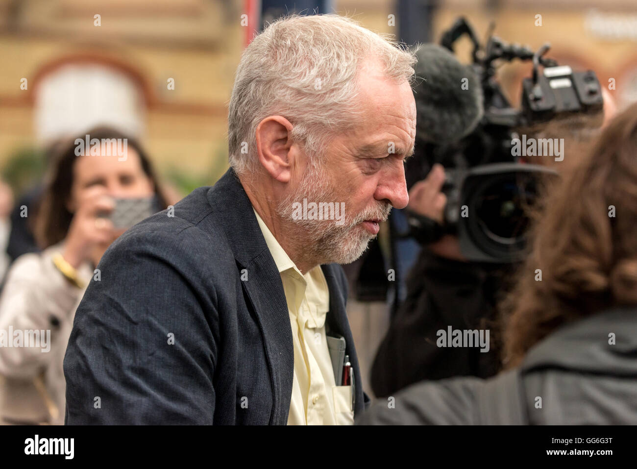 Gegenwärtige Führer der Labour Party, Jeremy Corbyn, Ankunft am Bahnhof von Brighton für einen Abend-Rallye Stockfoto