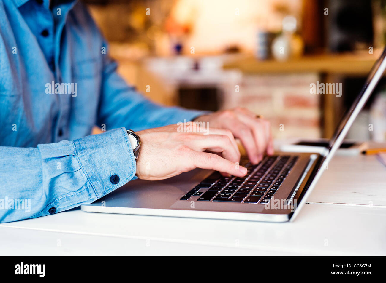 Nicht erkennbare Mann arbeitet von zu Hause aus auf laptop Stockfoto