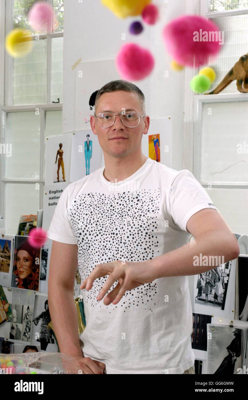 Bild von RetnaCelebs bitte Kredit alle Verwendungen - Weltrechte. Bild zeigt: Britische Mode-Designer Giles Deacon in seinem Atelier in Rochelle Schule, Arnold Circus, London EC2 abgebildet. 8. Mai 2006.  13917 NCD * Unbylined Nutzungen entstehen diskretionären Aufpreis! * Stockfoto