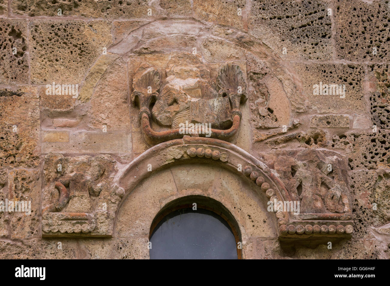 Schnitzerei aus östlichen Fassade der Kirche am Kloster von Odzun Darstellung Christus und zwei Engel. Armenien Stockfoto