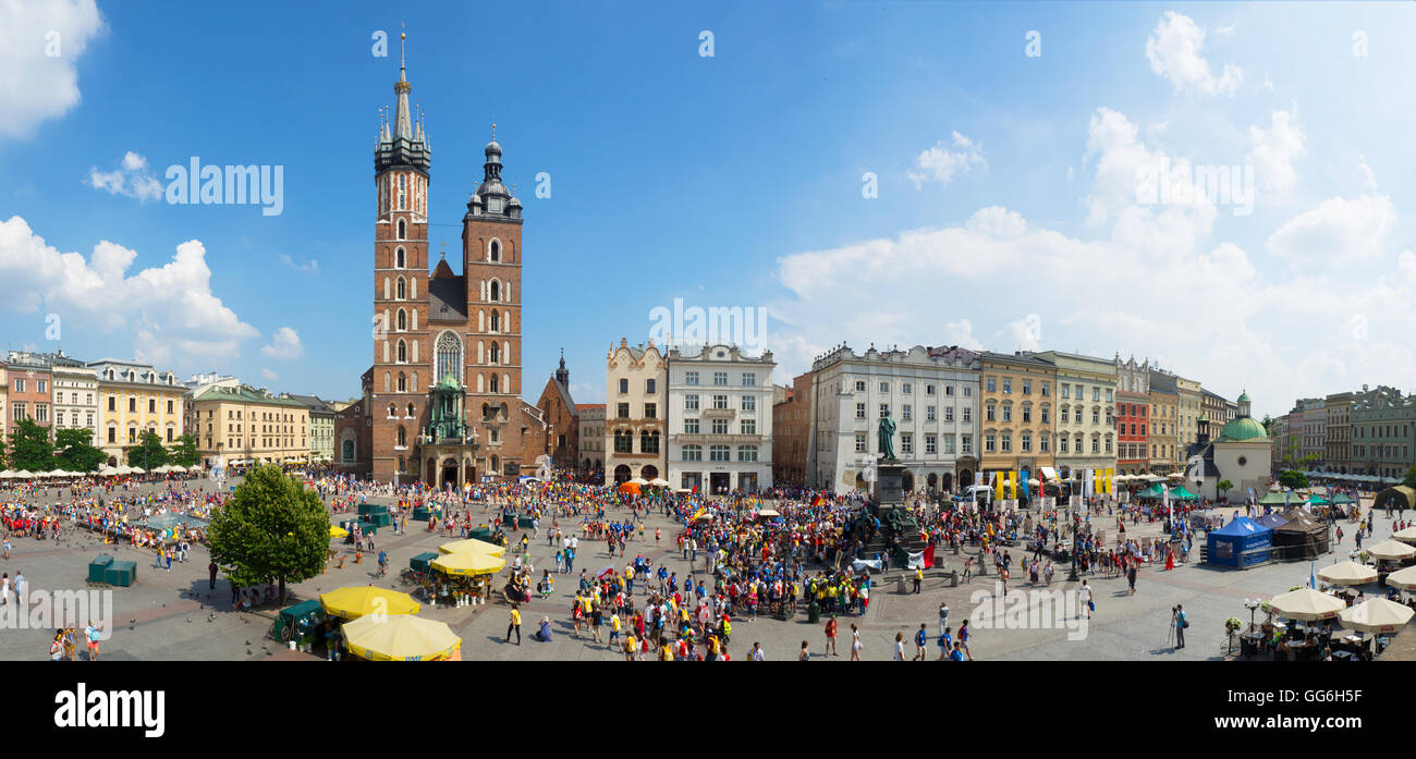 Hauptmarkt (Rynek) und St. Maria Kirche in Krakau während der World Youth Day 2016. Stockfoto
