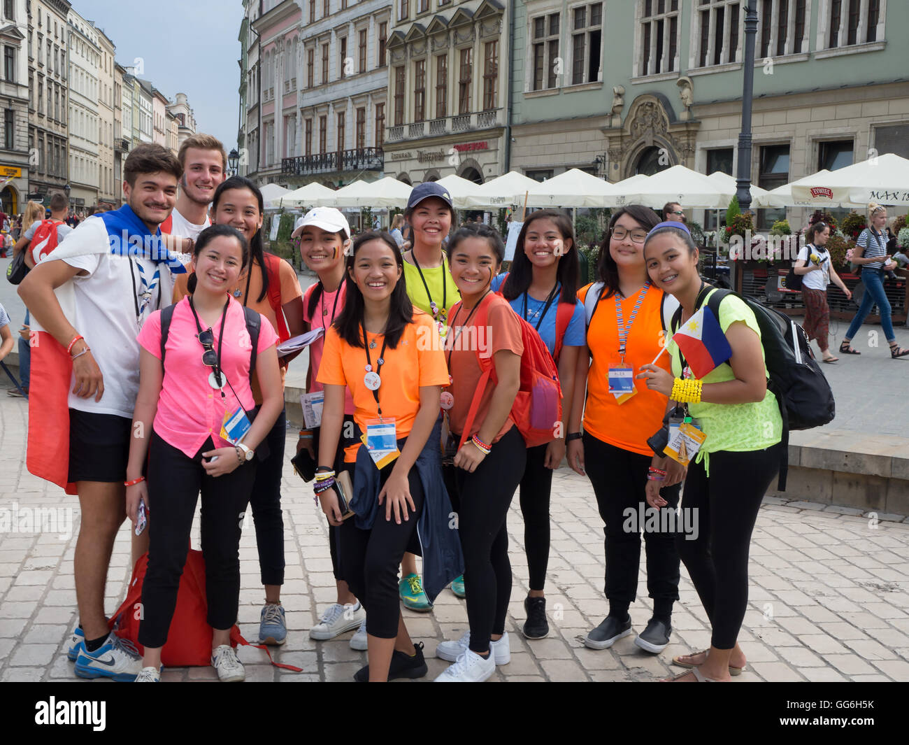 Weltjugendtag 2016. Philippinische Mädchen und französischen jungen am Hauptmarkt in Krakau, Polen Stockfoto