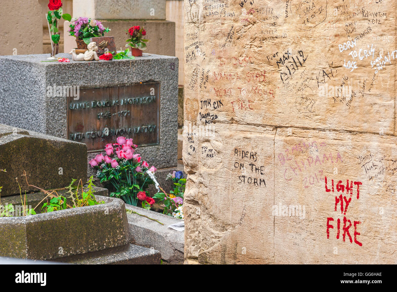 Pere Lachaise Paris, Blick auf das Grab von Rock Musiker und Lyriker Jim Morrison auf dem Friedhof Père Lachaise in Paris, Frankreich. Stockfoto