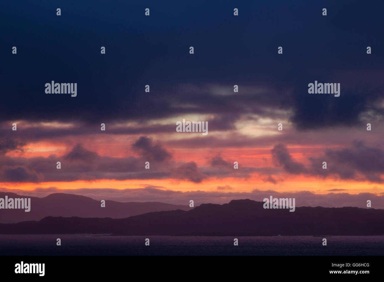 Sunrise brechen über die Applecross Berge von Wester Ross mit der Isle of Raasay im Vordergrund. Stockfoto