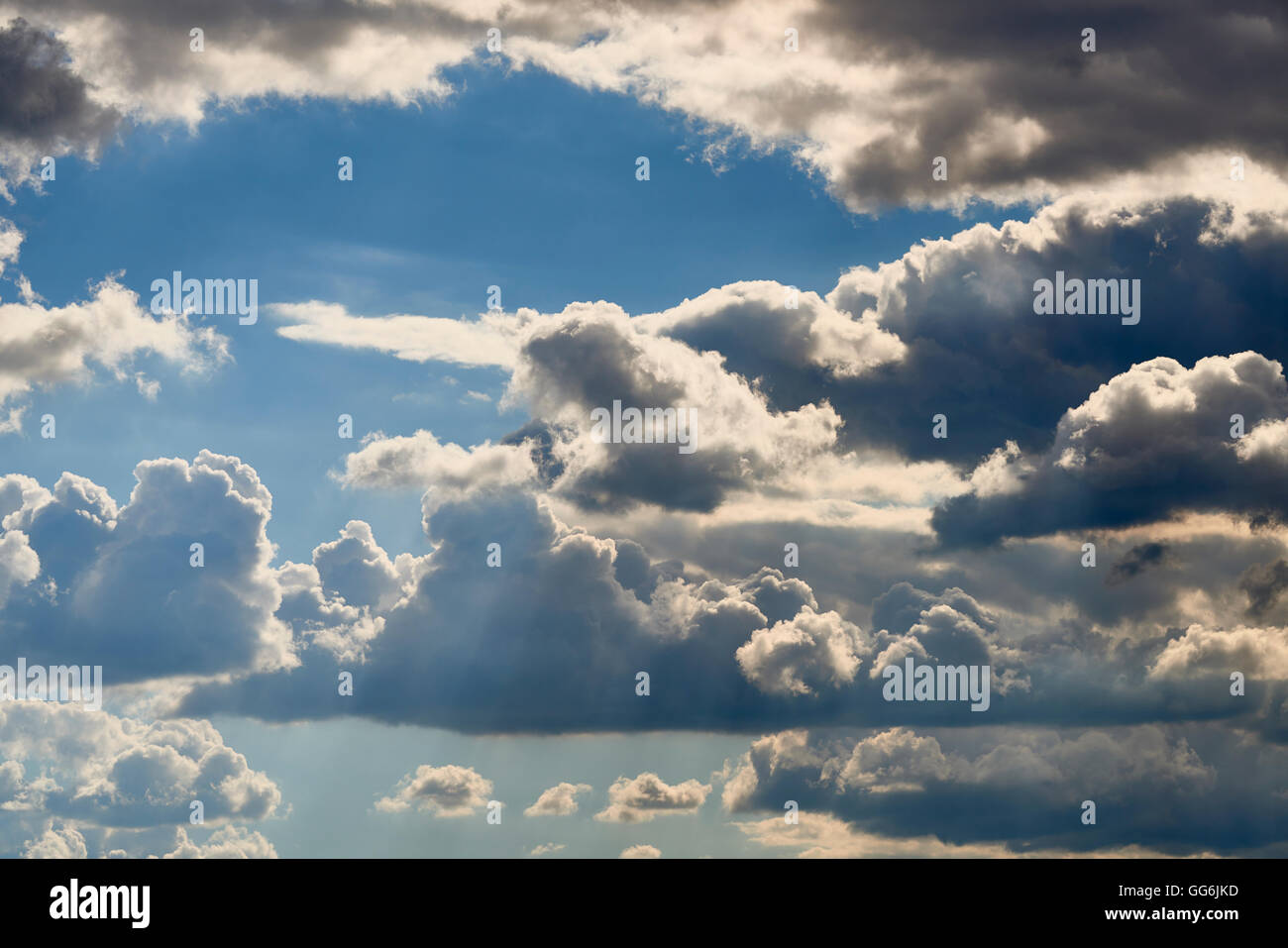 Angabe eines bevorstehenden Sturms, hat ein dramatischer Himmel mit großen Wolken und einige Sonnenstrahlen durchscheinen aufgebaut Stockfoto