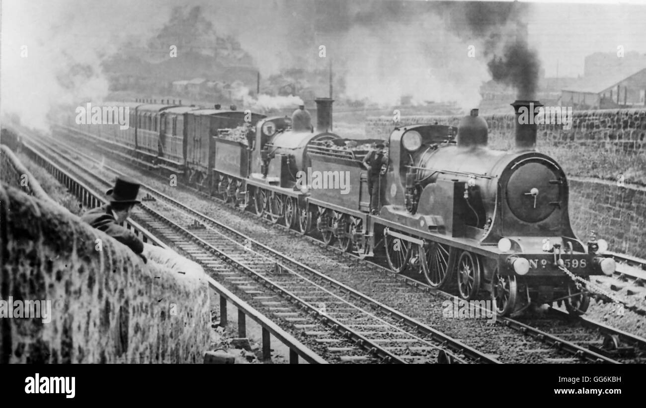 Eine doppelköpfige Zug wird die Cowlairs Steigung in Glasgow geschleppt Stockfoto