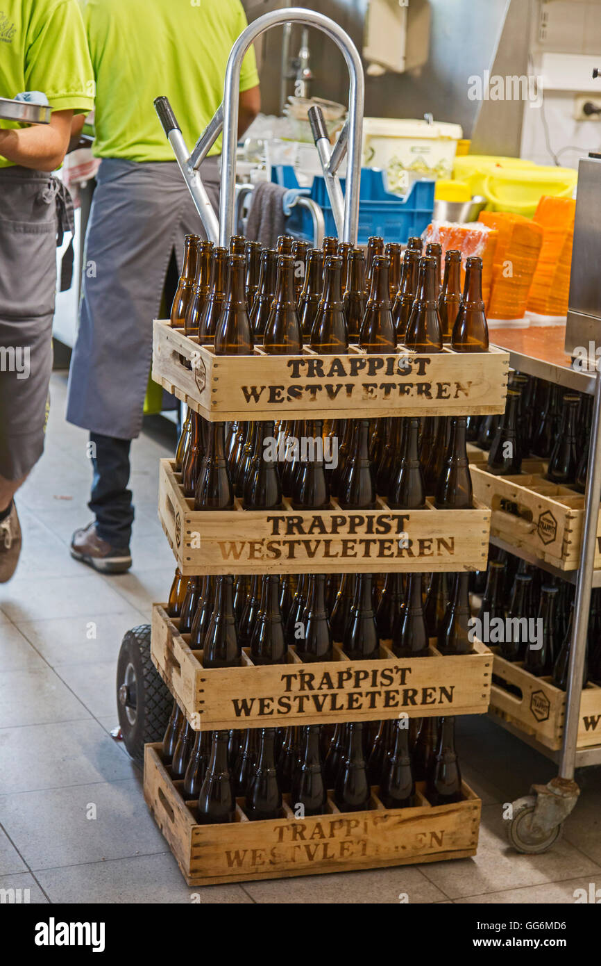Gestapelte Holz Bierkisten mit Trappistenbier Westvleteren Leergut auf Wagen Stockfoto