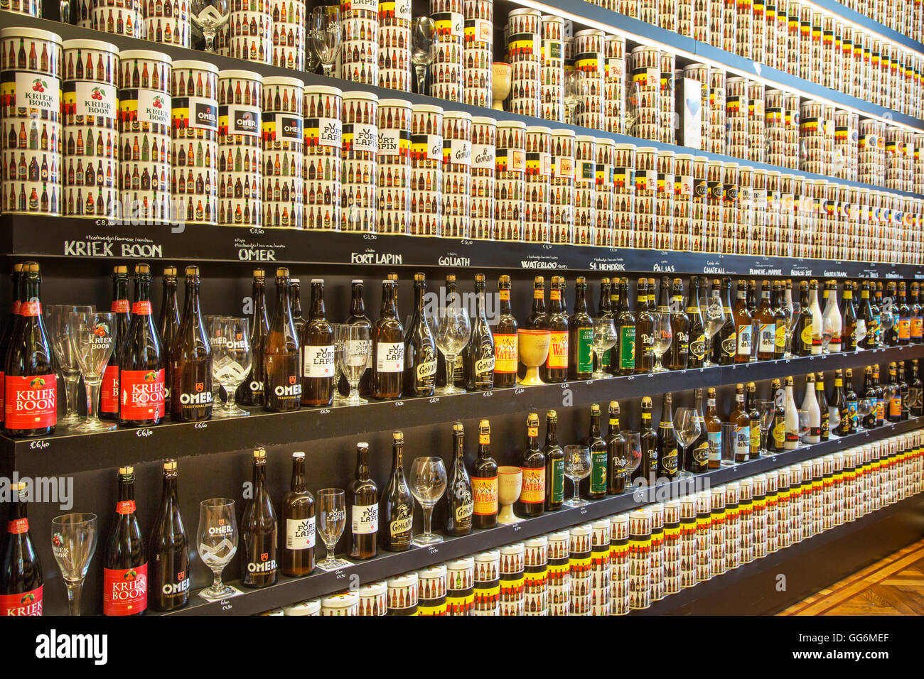 Auswahl an belgischen Bieren zum Verkauf im Souvenir-Shop in Belgien Stockfoto