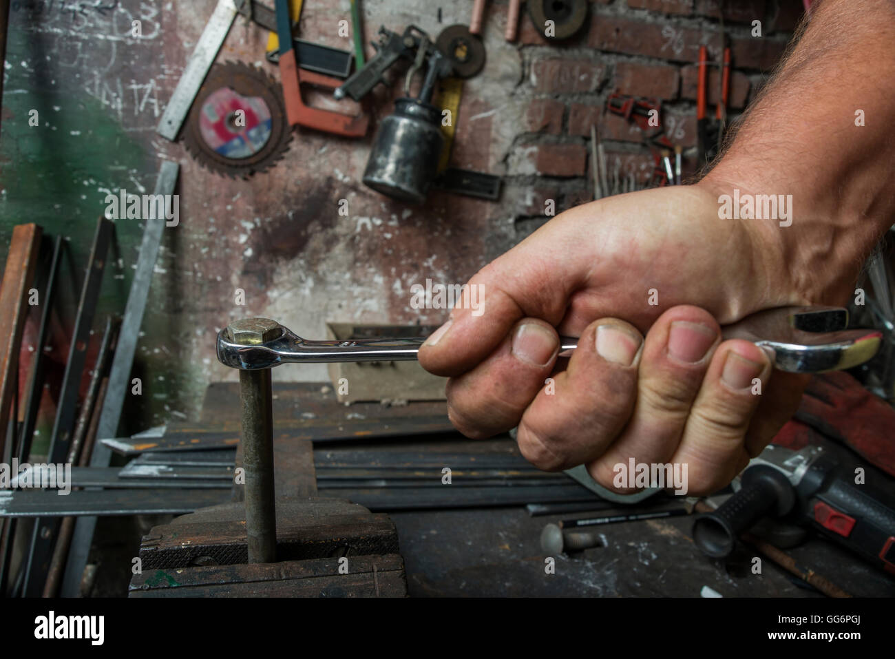 Arbeiter Hand festziehen oder lösen eine Mutter eine rostige Schraube mit  einem Schraubenschlüssel in der alten Werkstatt Stockfotografie - Alamy