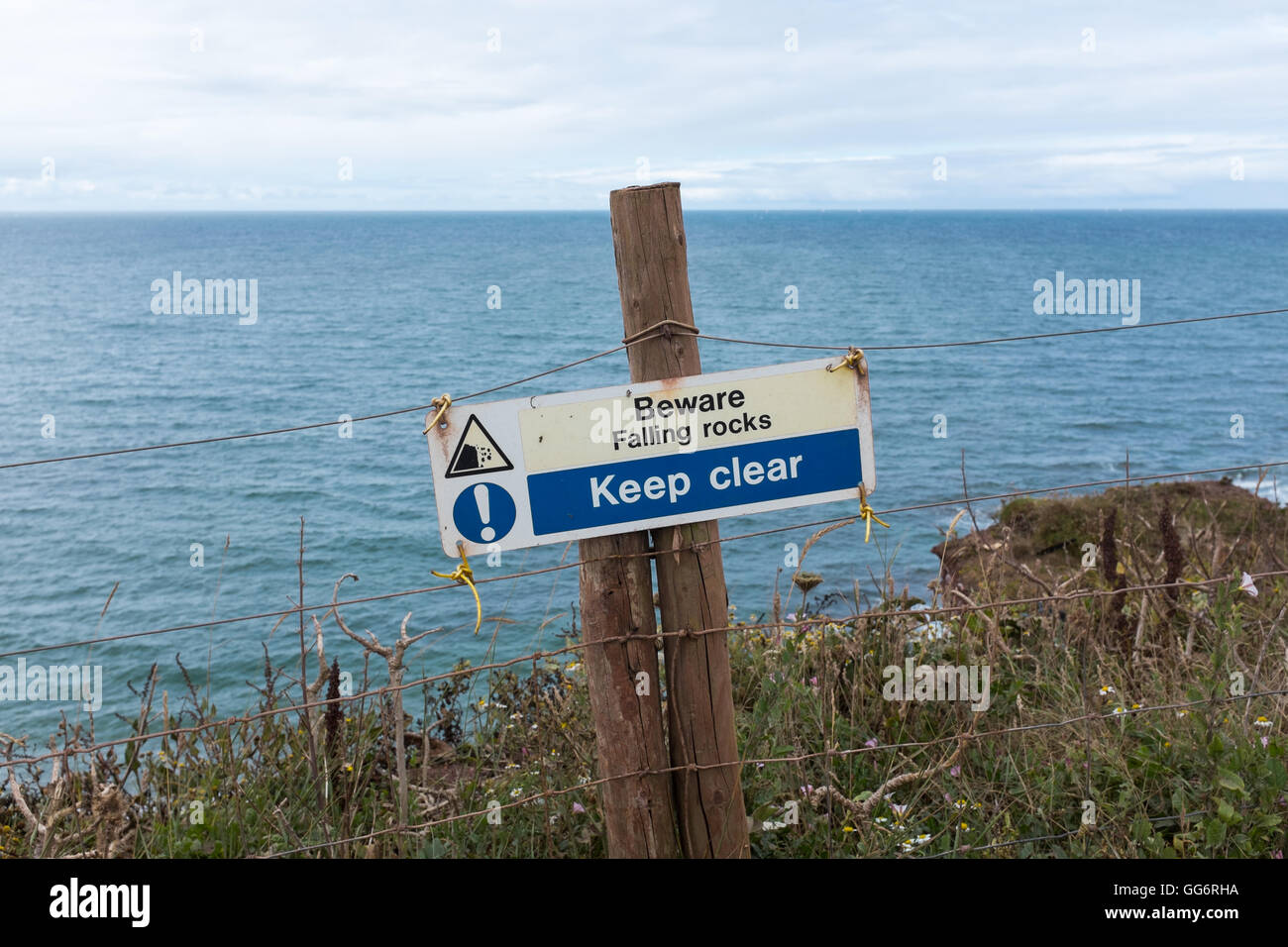 Schild Warnung vor fallenden Felsen auf dem South West Coastal Path in Devon Stockfoto