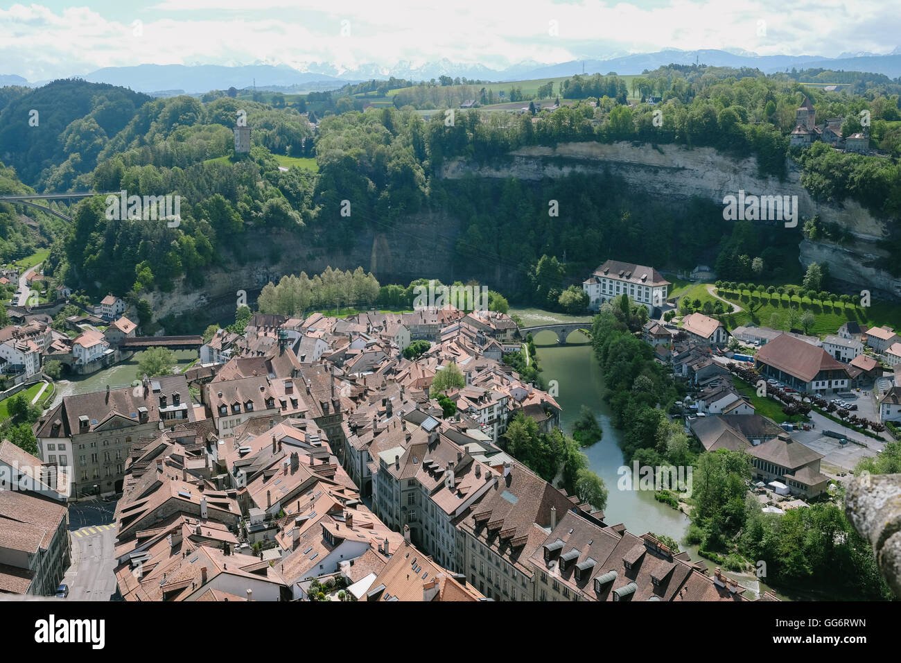 Auf der Dachterrasse Blick auf die alte Stadt Freiburg und das umliegende Tal des Flusses Saane. Stockfoto