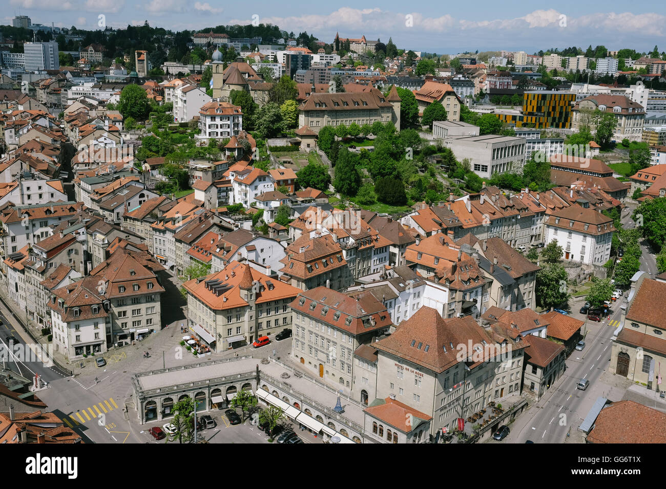 Auf der Dachterrasse Blick auf die alte Stadt Freiburg, eines der am besten erhaltenen in der Schweiz. Stockfoto