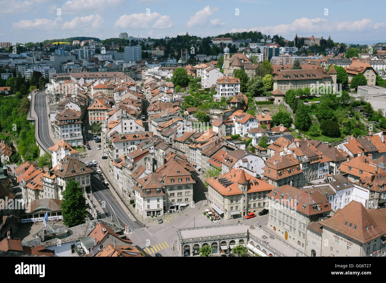 Auf der Dachterrasse Blick auf die alte Stadt Freiburg, eines der am besten erhaltenen in der Schweiz. Stockfoto