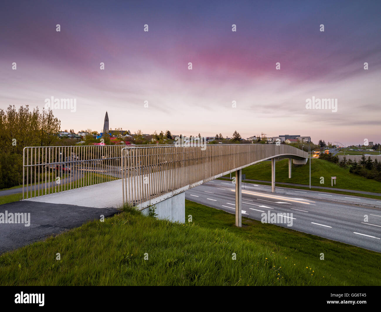 Fußgängerbrücke über die Hringbraut Street, Reykjavik, Island Stockfoto