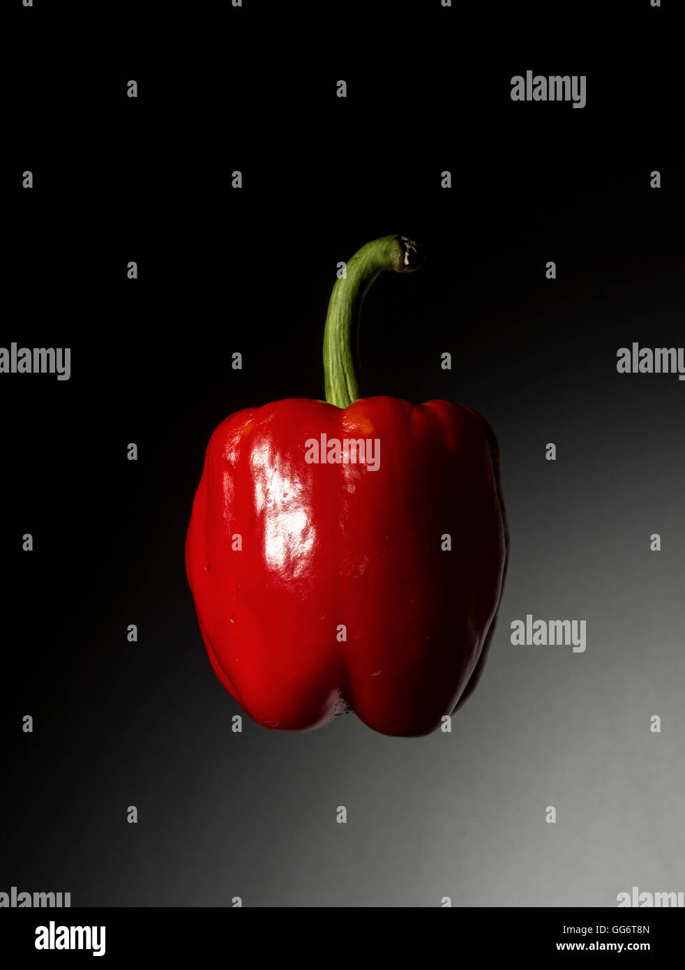 rote Paprika mit grünen auf schwarzen und weißen Hintergrund Stockfoto