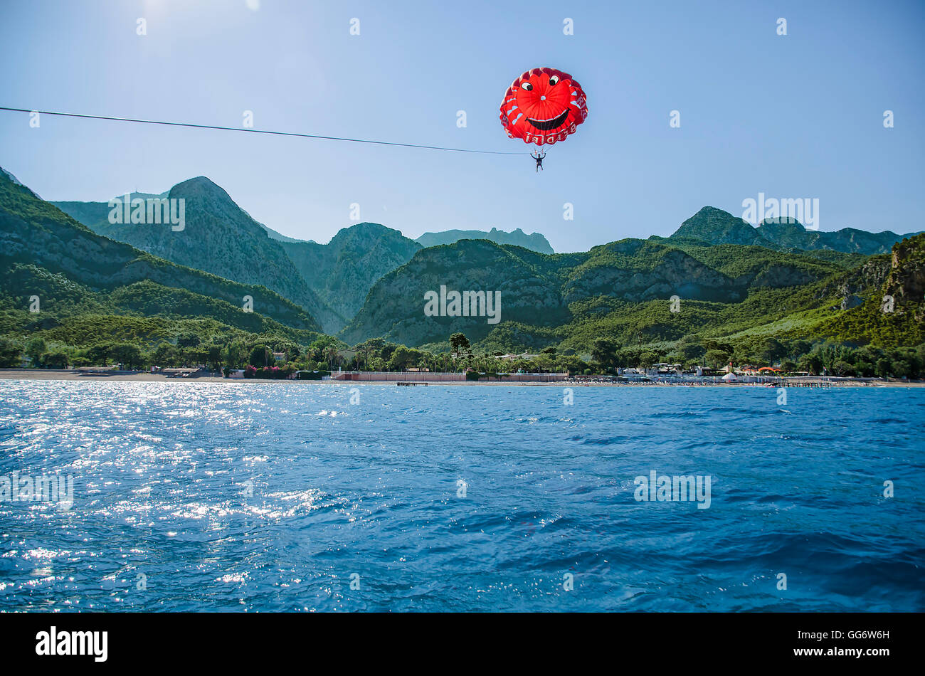 Bildibi, Türkei 23. Juli 2016. Fallschirmspringer auf einem roten Fallschirm über dem Mittelmeer. Stockfoto