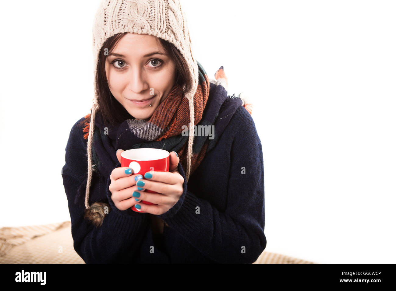 warmen Tasse heißen Kaffee in den Händen eines Mädchens Erwärmung Stockfoto