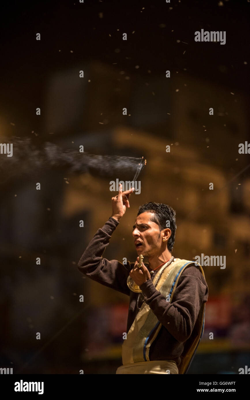 Ein Mensch teilhat am nächtlichen Ganga Aarti-Festival auf dem Dashashwamedh Ghat in Varanasi, Indien. Stockfoto