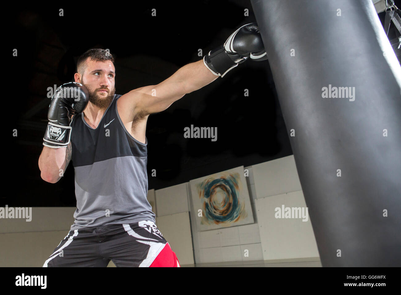 Mann mit Boxsack training. Stockfoto