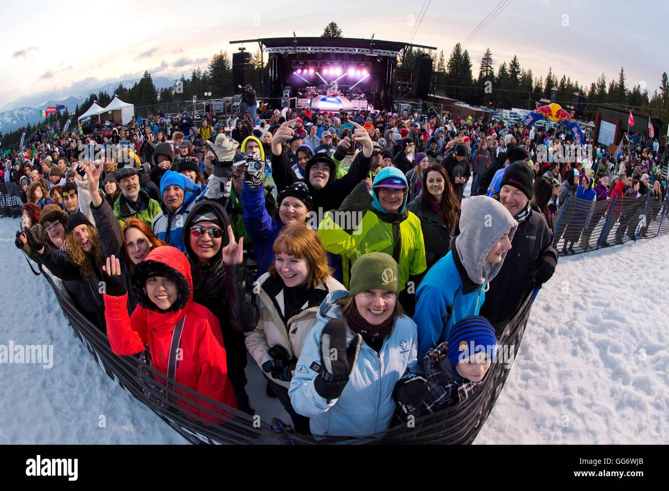 Eine riesige Krone versammelt sich in Heavenly Mountain Resort in South Lake Tahoe, Motor für ein big Air Contest (The High Roller Hold Em) Stockfoto