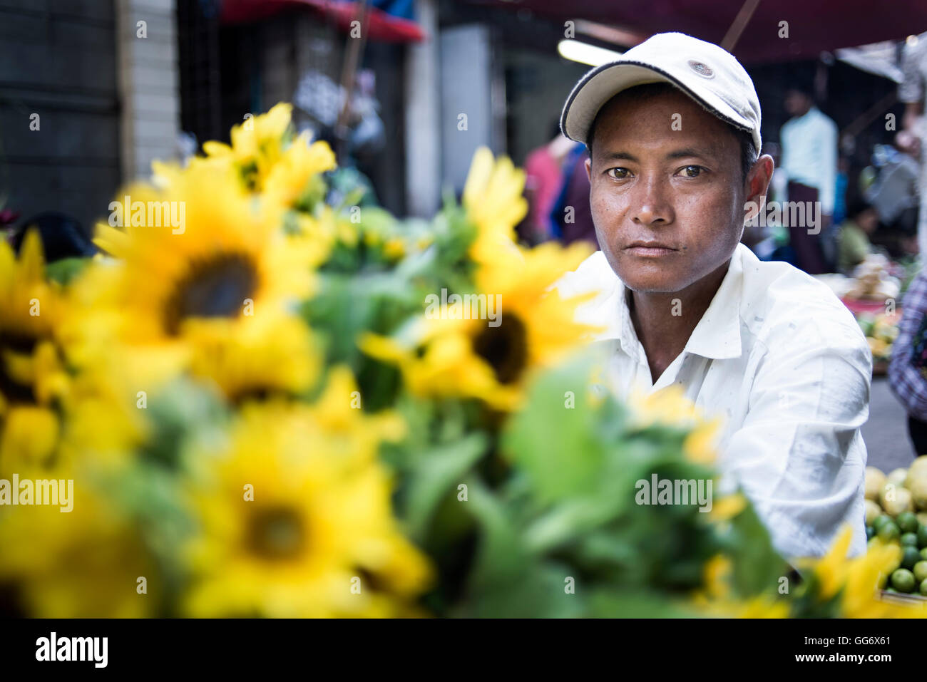 Blume-Anbieter in einem Straßenmarkt von Yangon, Myanmar. Stockfoto