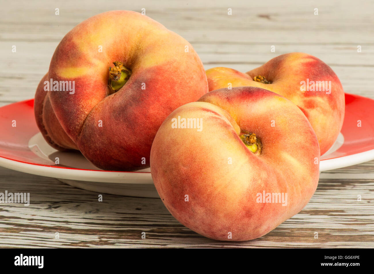 Frische reife saftige flachen Pfirsiche Obst auf einem hölzernen Hintergrund Stockfoto