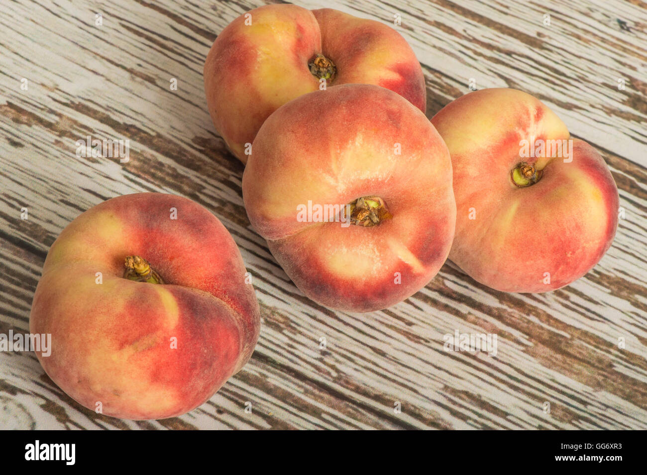 Frische reife saftige flachen Pfirsiche Obst auf einem hölzernen Hintergrund Stockfoto