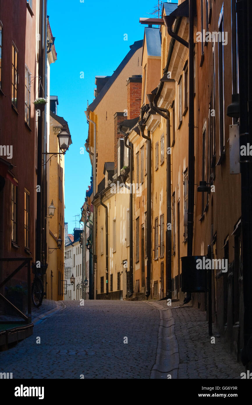 Engen Straßen und Gassen der Altstadt in Stockholm mit gelben Häusern. Schweden Stockfoto