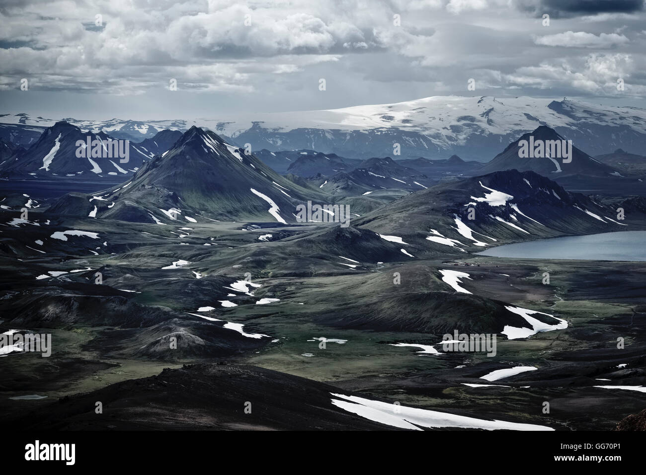 Bergwelt und Gletscher am See Alftavatn auf Islands Laugavegur Wanderweg. Stockfoto