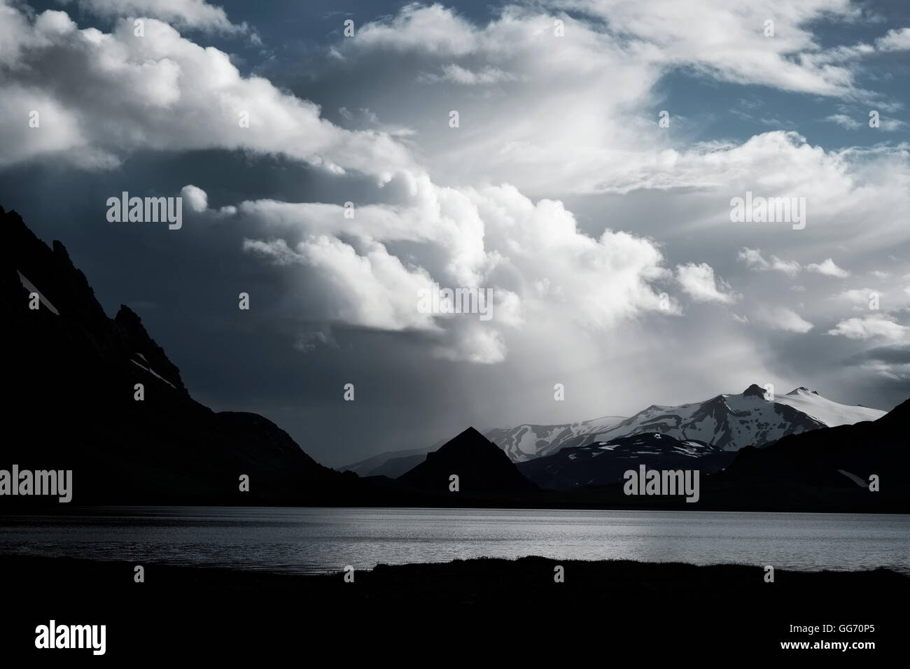 Dramatische Wolken bilden über dem See Alftavatn (Swan Lake) in den Bergen von South Island. Stockfoto