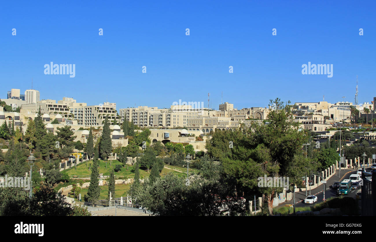 Moderne Stadt von Jerusalem, Israel direkt neben einem Park. Stockfoto