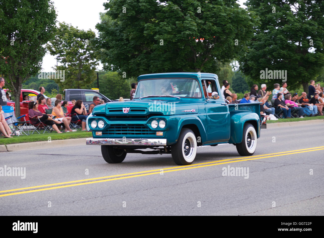 1955 Ford F100 Pick up LKW beteiligt die 2016 jährliche Cruz In antiken und Oldtimer-Parade durch Whitehall und Mo Stockfoto