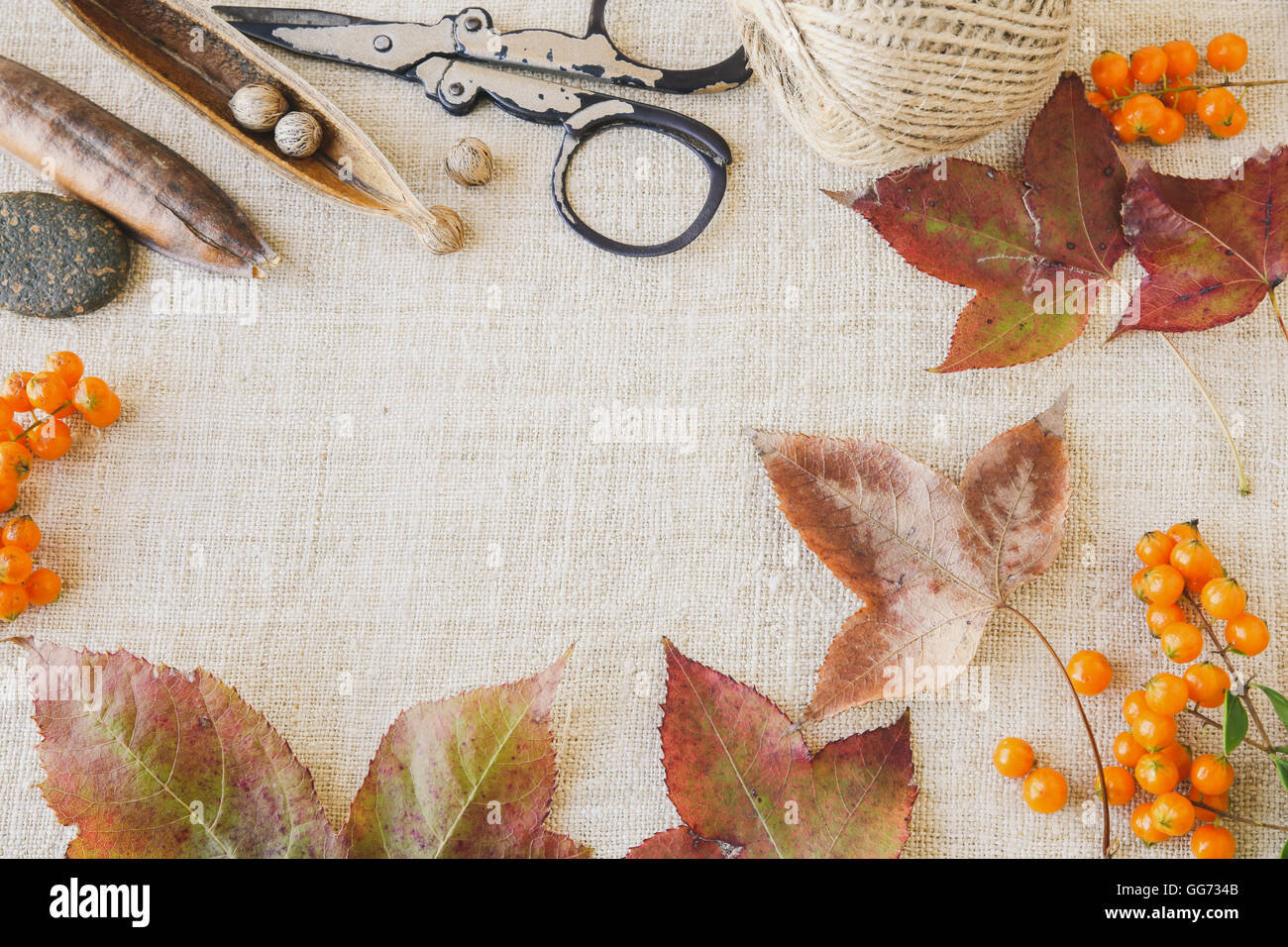Im Herbst fallen Handwerk mock-up Einstellung Tonen Kopie Raum Hintergrund Stockfoto